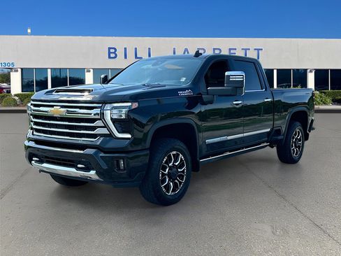 Used 2024 Chevrolet Silverado 2500 High Country w/ High Country Premium Package AWD/4WD image 3