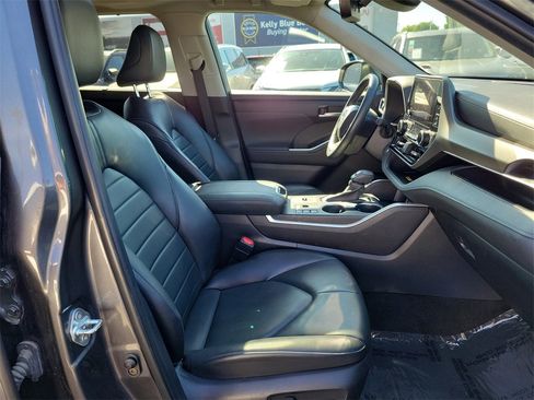 Used 2024 Toyota Highlander XLE image 18