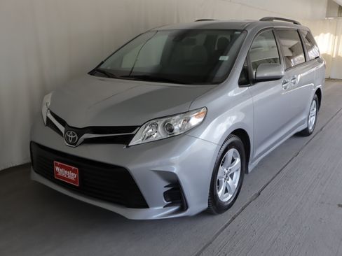 Used 2018 Toyota Sienna LE image 22