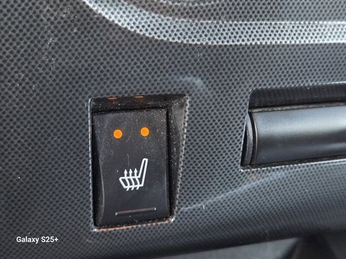 Used 2011 Dodge Challenger SE image 16