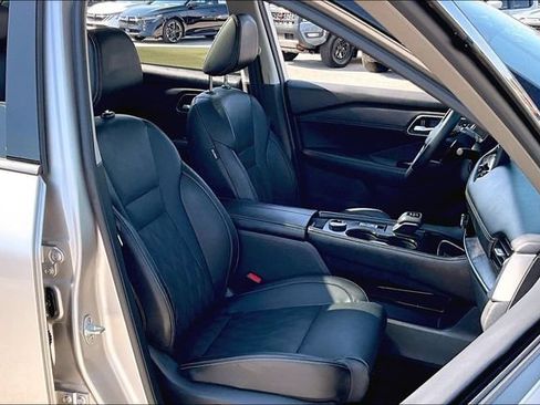 Certified 2025 Nissan Rogue Platinum AWD/4WD image 29