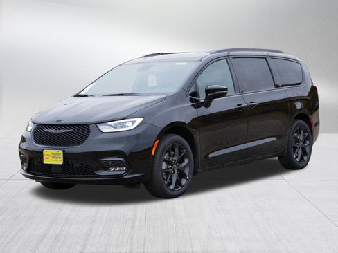 New 2026 Chrysler Pacifica Limited w/ S Appearance Package image 4
