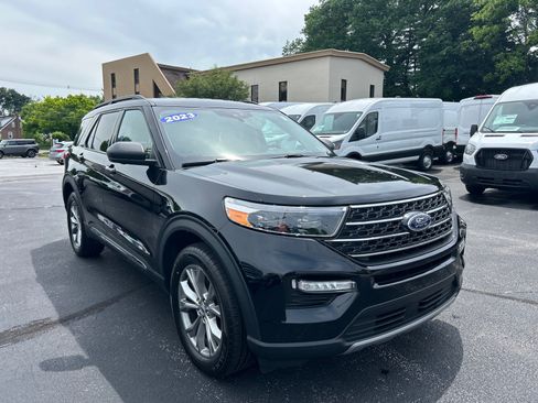 Certified 2023 Ford Explorer XLT w/ Equipment Group 202A AWD/4WD image 3