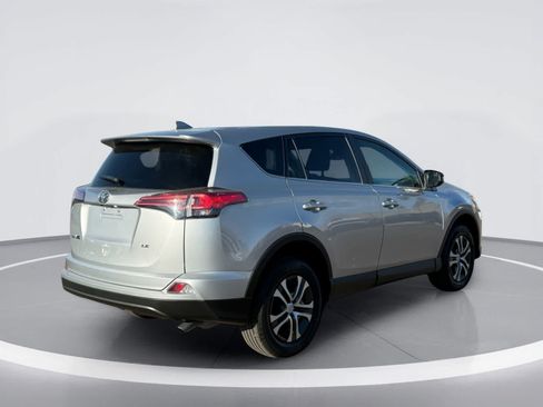 Used 2018 Toyota RAV4 LE FWD image 5