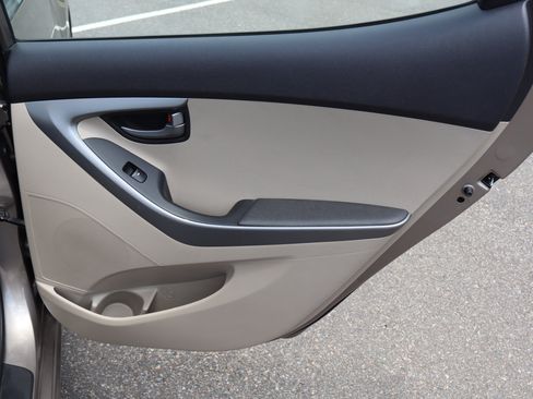 Used 2016 Hyundai Elantra SE FWD image 29