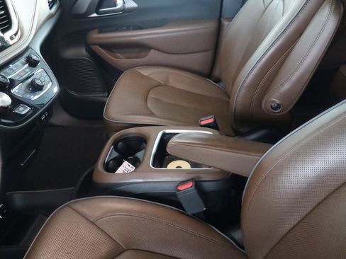 Used 2018 Chrysler Pacifica Limited w/ Advanced Safetytec Group FWD image 17