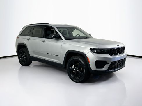 Used 2023 Jeep Grand Cherokee Altitude AWD/4WD image 3