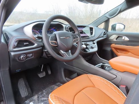 New 2026 Chrysler Pacifica Pinnacle w/ Trailer Tow Group image 24