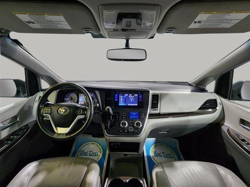 Used 2017 Toyota Sienna XLE image 11