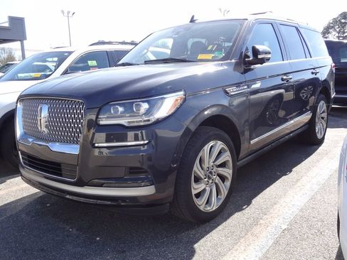 Used 2024 Lincoln Navigator Reserve image 3