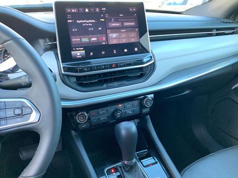 Used 2025 Jeep Compass Limited image 18