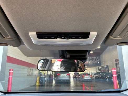 Used 2025 Nissan Versa SV FWD image 15