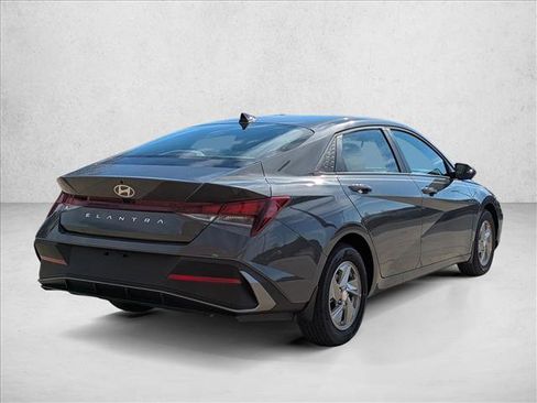 New 2026 Hyundai Elantra SE image 2