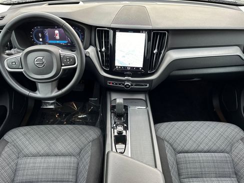 Used 2022 Volvo XC60 B5 Momentum image 3