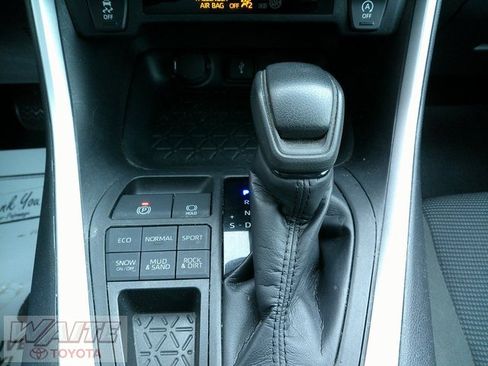Used 2021 Toyota RAV4 LE image 17