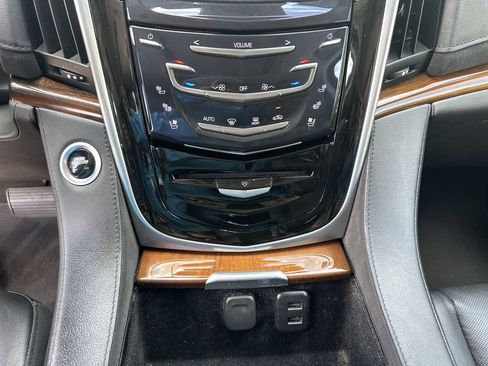Used 2020 Cadillac Escalade Luxury RWD image 35