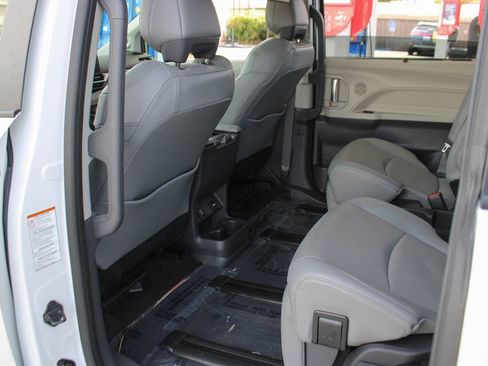 Used 2024 Toyota Sienna Limited FWD image 17