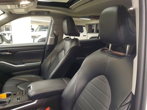 Used 2022 Toyota Highlander XLE image 18