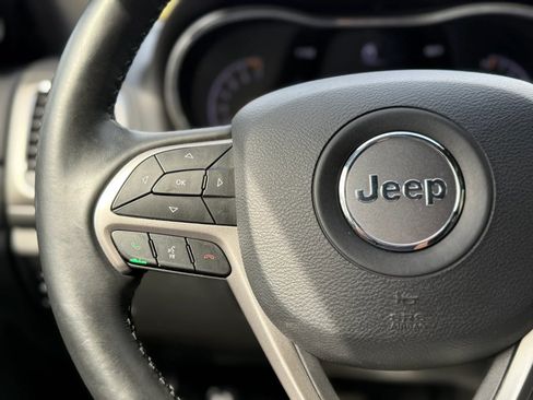 Used 2019 Jeep Grand Cherokee Laredo image 28