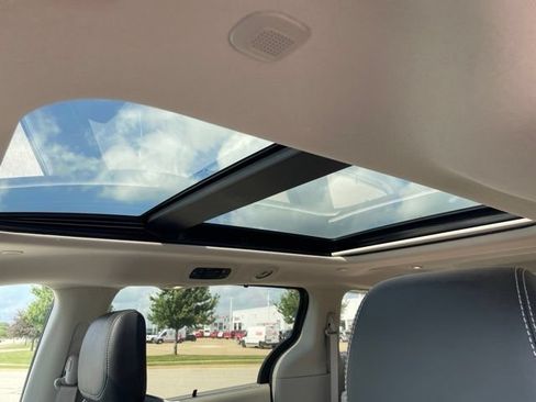 Used 2023 Chrysler Pacifica Limited FWD image 8