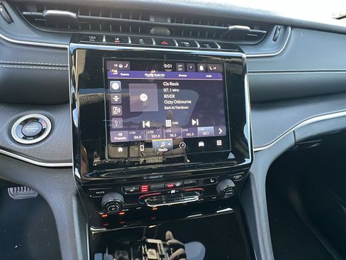 Used 2025 Jeep Grand Cherokee Altitude image 33