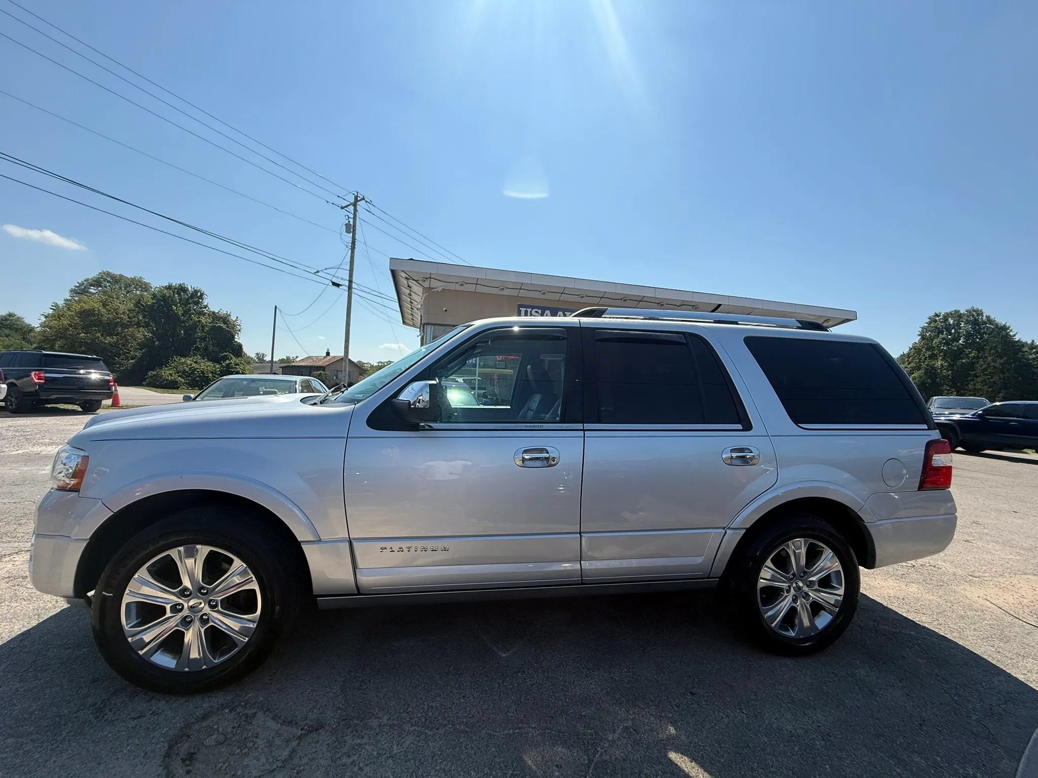 Used 2016 Ford Expedition Platinum AWD/4WD image 3