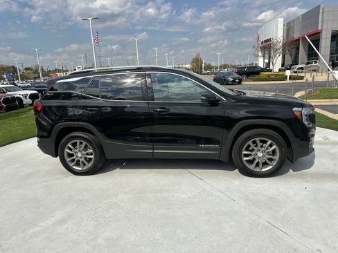 Used 2024 GMC Terrain SLT w/ Infotainment Package II image 11