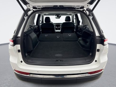 Used 2023 Jeep Grand Cherokee Laredo w/ Luxury Tech Group I image 23