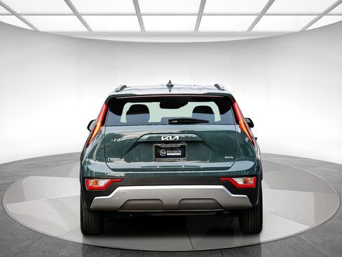 Used 2023 Kia Niro EX image 4