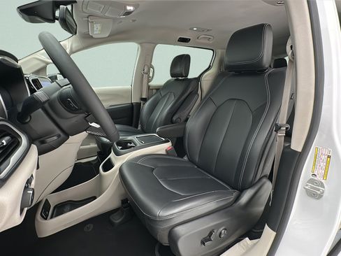 Used 2024 Chrysler Pacifica Touring-L FWD image 14