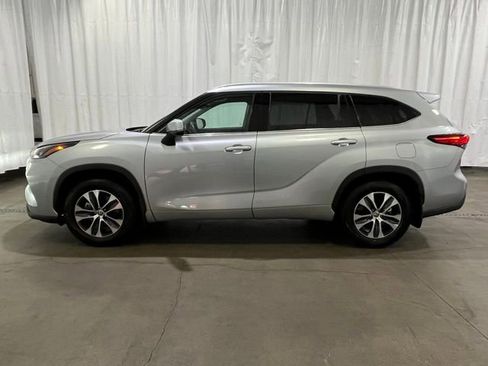 Used 2022 Toyota Highlander XLE AWD/4WD image 7