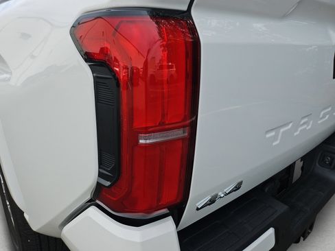 Used 2024 Toyota Tacoma SR5 AWD/4WD image 14