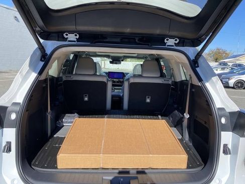 New 2026 Toyota Highlander Platinum AWD/4WD image 5