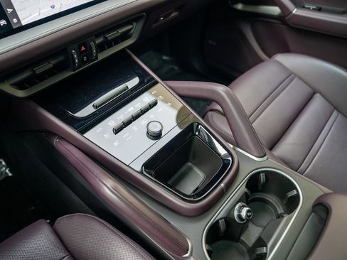 Used 2024 Porsche Cayenne E-Hybrid image 21