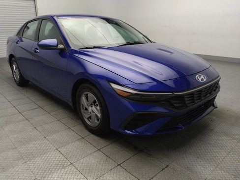 Used 2025 Hyundai Elantra SE FWD image 13
