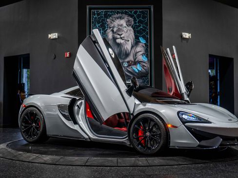 Used 2018 McLaren 570S Spider image 31