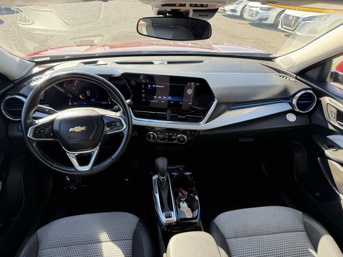 Used 2025 Chevrolet Trax LT w/ LT Convenience Package FWD image 11