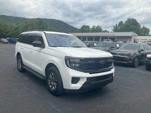 Certified 2025 Ford Expedition Active RWD image 3