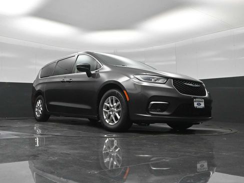 Used 2023 Chrysler Pacifica Touring-L FWD image 51