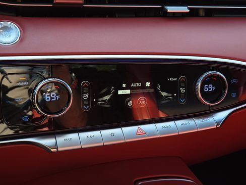 Used 2023 Genesis GV70 2.5T w/ Sport Prestige Package image 23