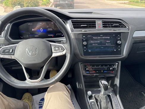 Used 2024 Volkswagen Tiguan SE w/ Panoramic Sunroof Package AWD/4WD image 11