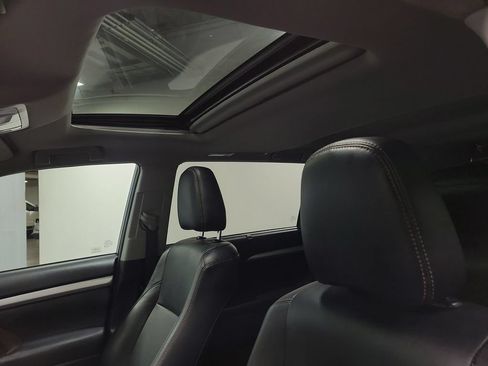 Used 2019 Toyota Highlander XLE AWD/4WD image 16