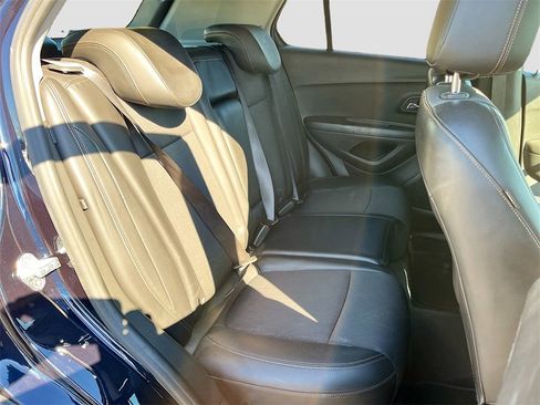 Used 2022 Chevrolet Trax LT w/ LT Convenience Package image 24