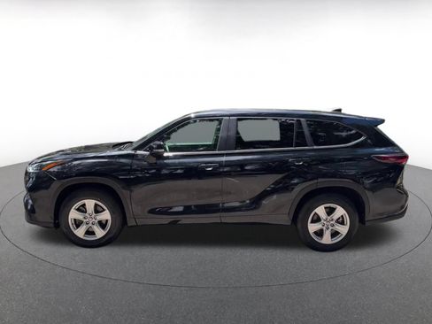Used 2025 Toyota Highlander LE FWD image 9