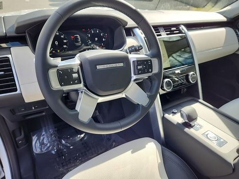 Certified 2025 Land Rover Discovery S image 15
