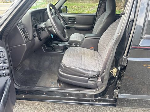 Used 2000 Jeep Cherokee Sport image 18