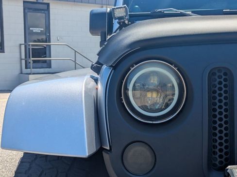 Used 2013 Jeep Wrangler Unlimited Sahara w/ Connectivity Group AWD/4WD image 12