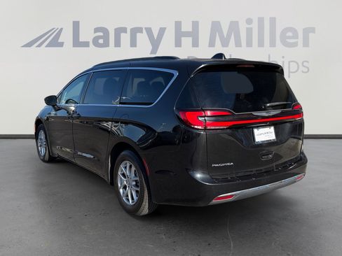 Used 2022 Chrysler Pacifica Touring-L image 3