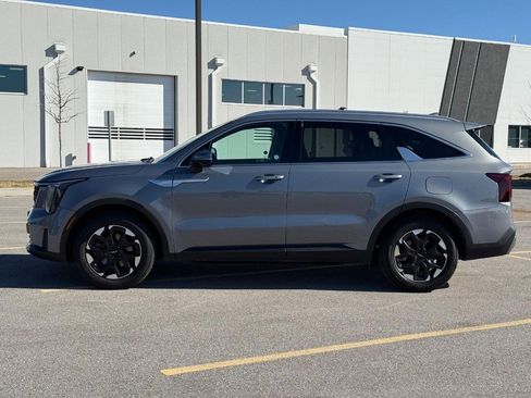Used 2024 Kia Sorento S image 2