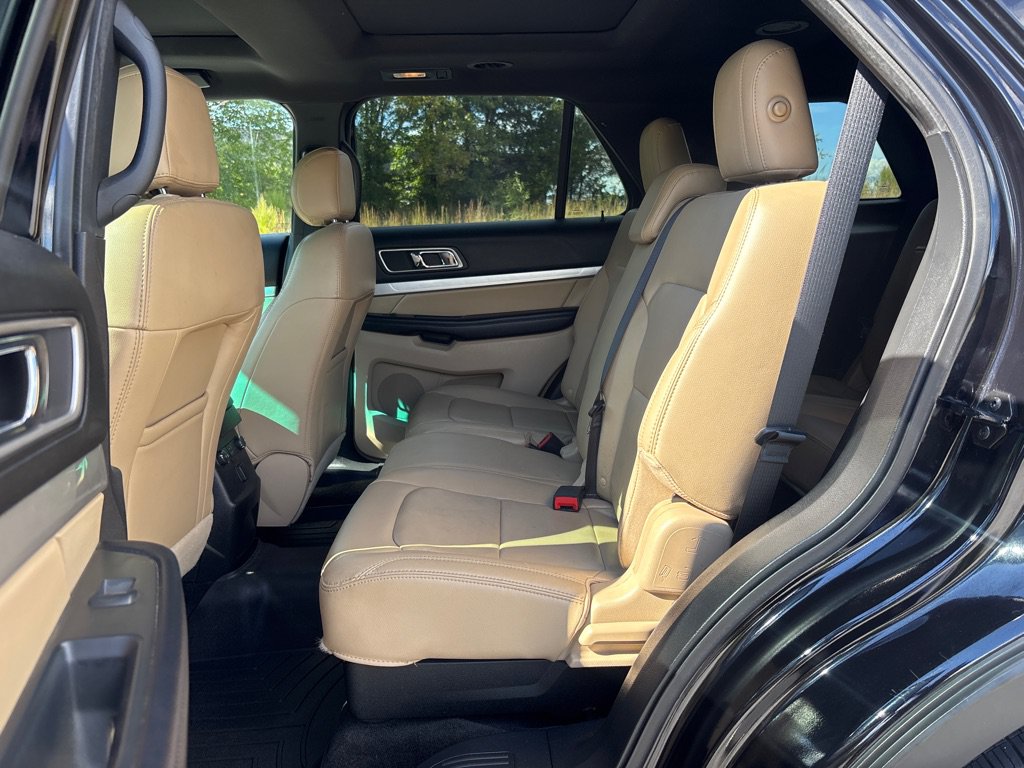 Used 2017 Ford Explorer XLT w/ Equipment Group 202A FWD image 12